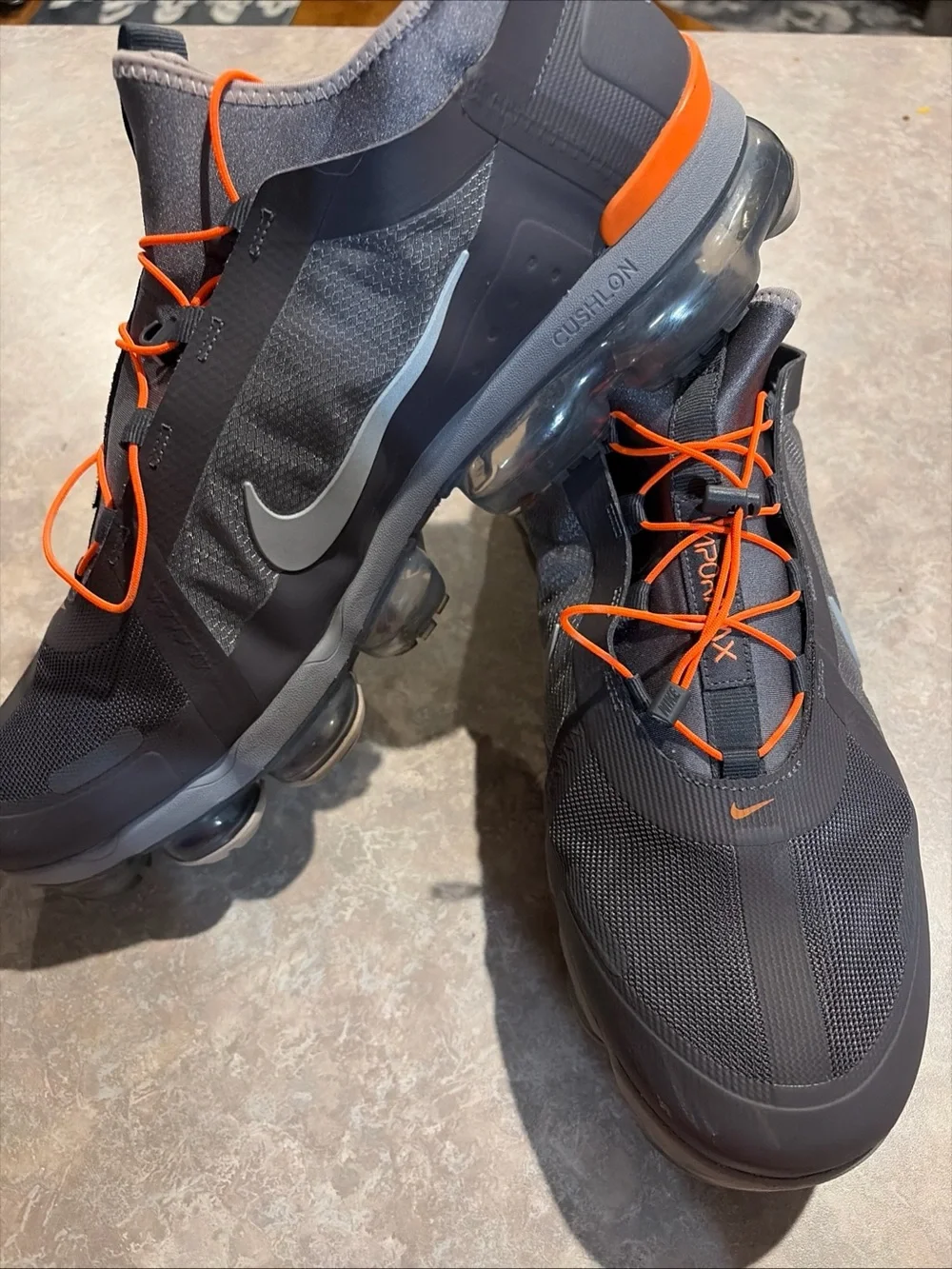 NIKE VAPORMAX PLUS SHOES UTILITY GRAY VIBRANT ORANGE MENS SIZE 15
